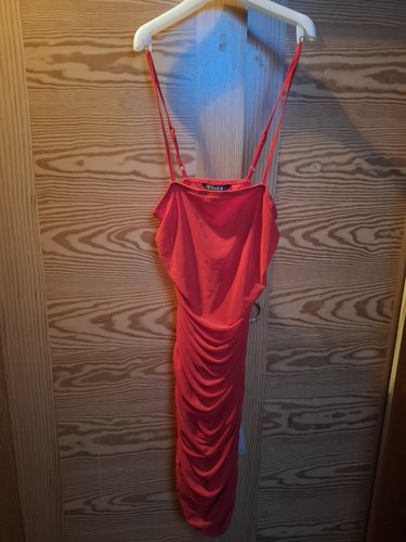 Figurbetontes rotes kleid mit - kleid,